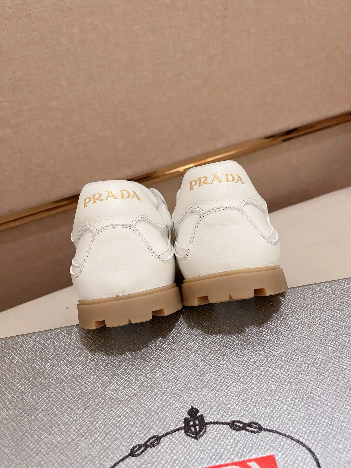 Men's shoes 💰 540💰 ✔️✔️✔️Higher version High-quality new PRADA (Prada) counters are launched at the same time. The new men's shoes and 😘 fabrics are made of high-tech glue-making technology. Lining: Full cowhide lining. 👍🏿 High-end ☄️ air-cushion molded anti-slip rubber outsole, exquisite lines, simple and elegant, comfortable and high-end for leisure travel. Code number: 38 to 44 (45 can be customized and cannot be returned or exchanged)